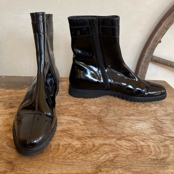 SALVATORE FERRAGAMO Black Patient Leather Flat Comfort Ankle Boots 7 1/2 B NEW!! - Picture 9 of 13